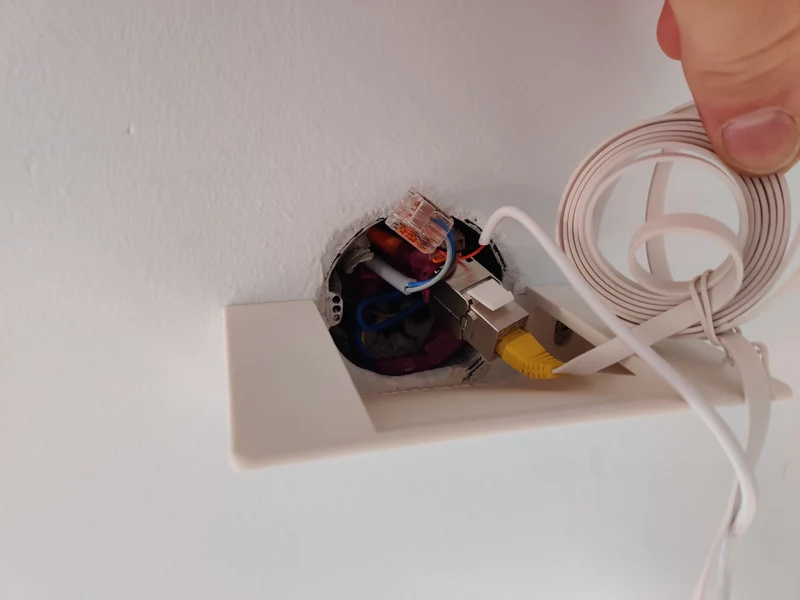 Support mural Fritz Repeater 3000 avec range-câbles intégré