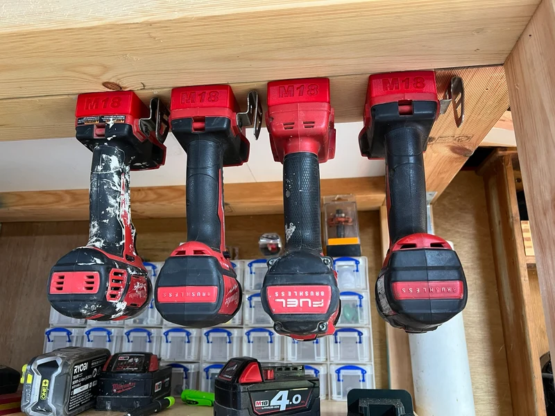 Supports d'outils Milwaukee M18 pour un atelier organisé