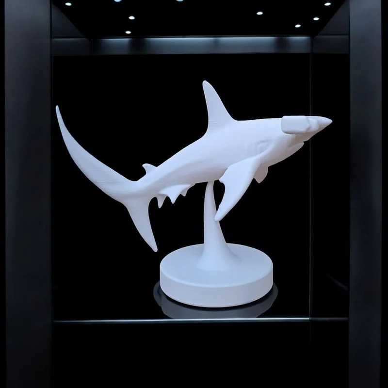 Sculpture détaillée d'un requin-marteau nageant