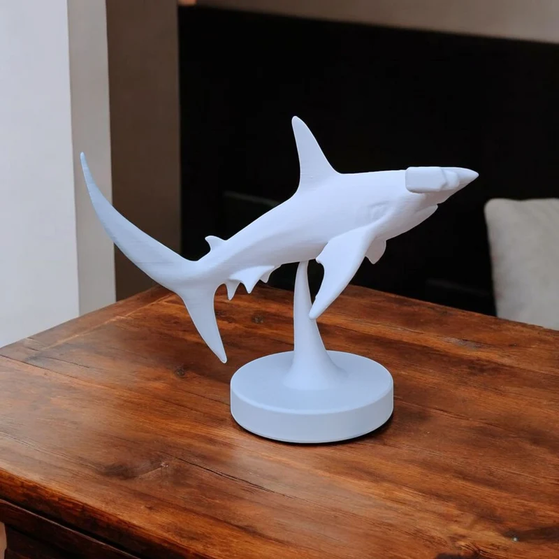 Sculpture détaillée d'un requin-marteau nageant