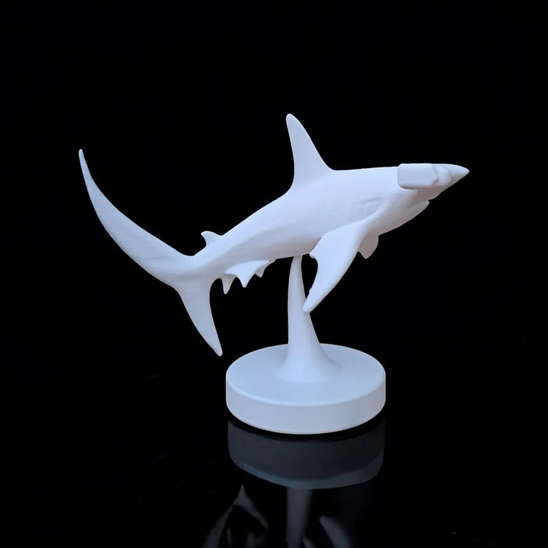 Sculpture détaillée d'un requin-marteau nageant