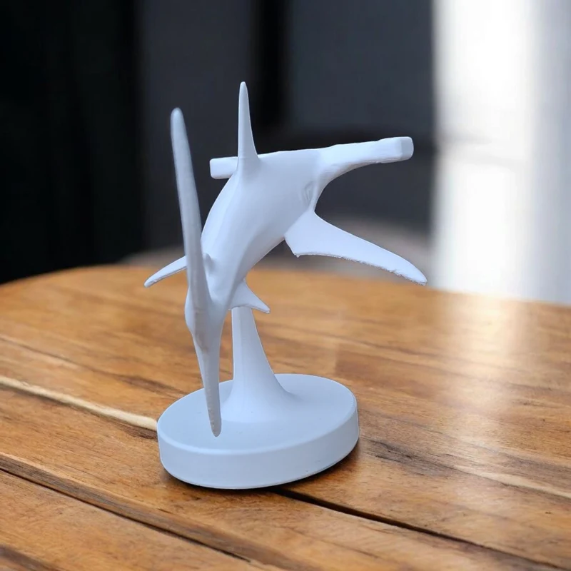 Sculpture détaillée d'un requin-marteau nageant