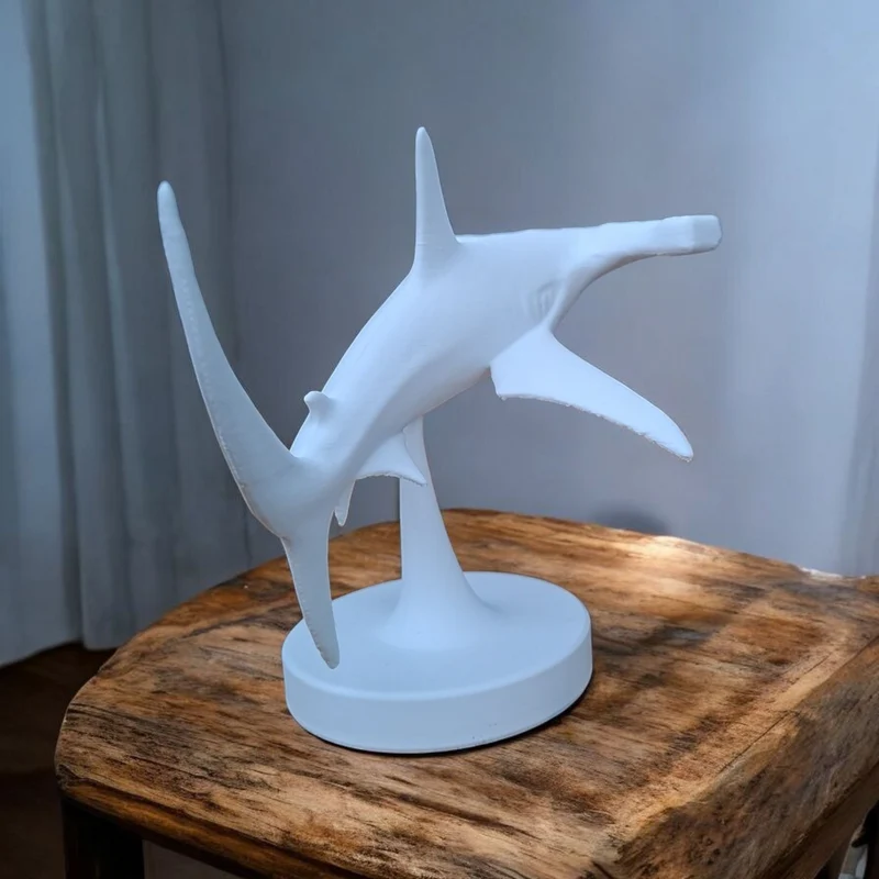 Sculpture détaillée d'un requin-marteau nageant