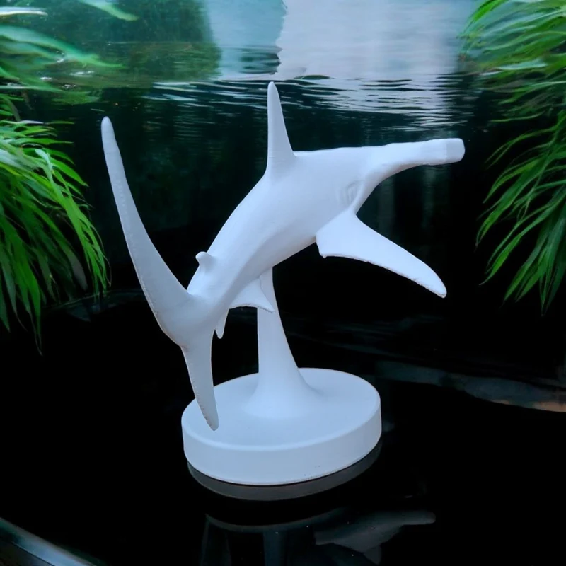 Sculpture détaillée d'un requin-marteau nageant
