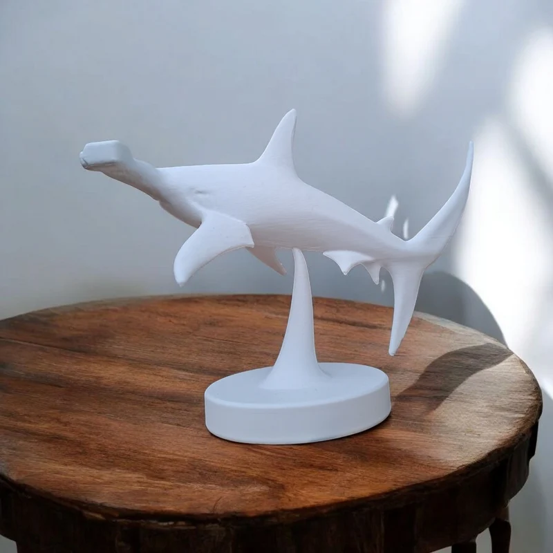 Sculpture détaillée d'un requin-marteau nageant