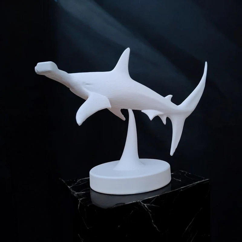 Sculpture détaillée d'un requin-marteau nageant