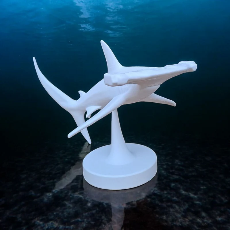 Sculpture détaillée d'un requin-marteau nageant