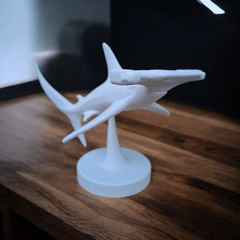 Sculpture détaillée d'un requin-marteau nageant