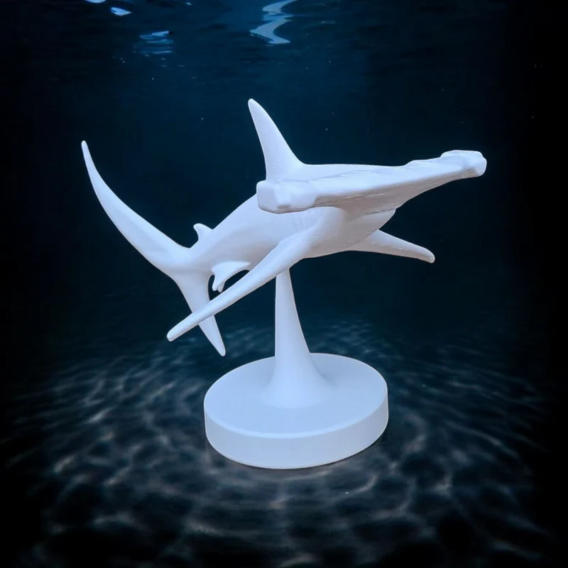 Sculpture détaillée d'un requin-marteau nageant