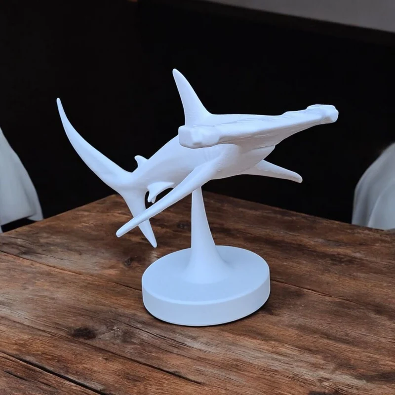 Sculpture détaillée d'un requin-marteau nageant