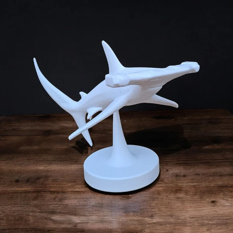 Sculpture détaillée d'un requin-marteau nageant