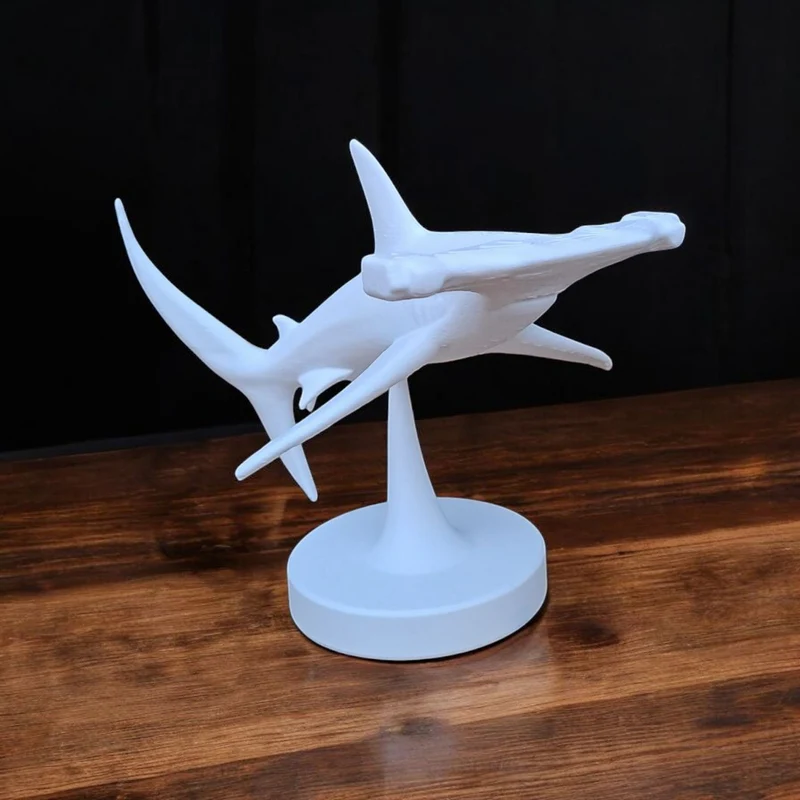 Sculpture détaillée d'un requin-marteau nageant