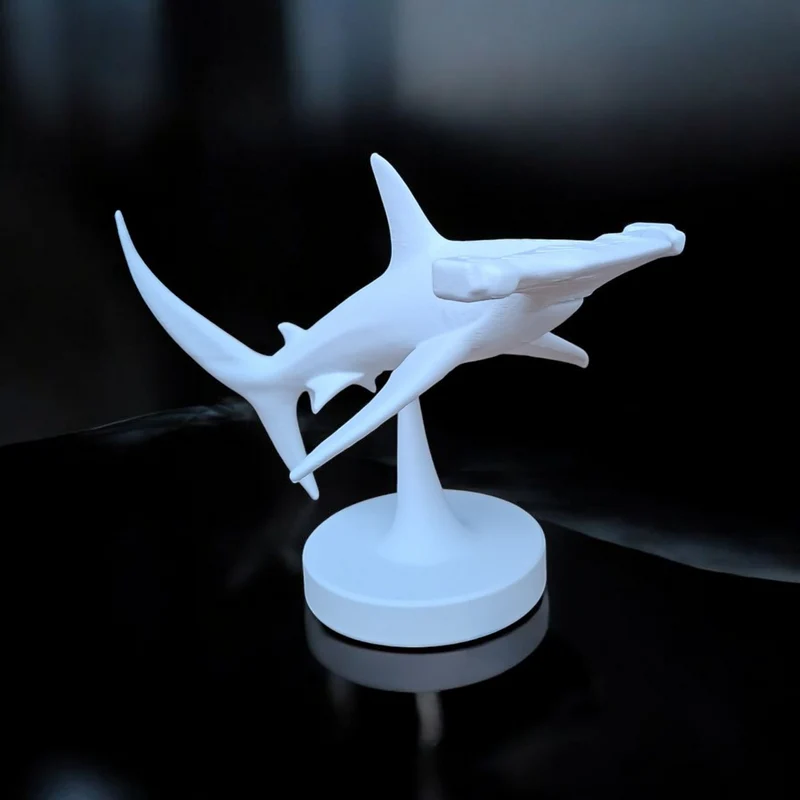 Sculpture détaillée d'un requin-marteau nageant