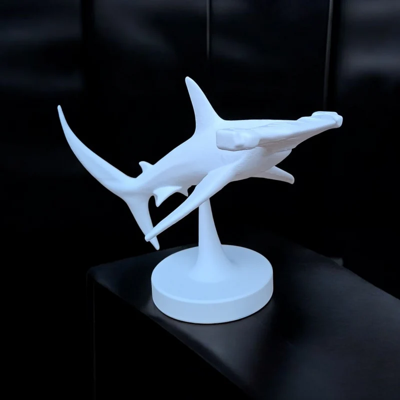 Sculpture détaillée d'un requin-marteau nageant