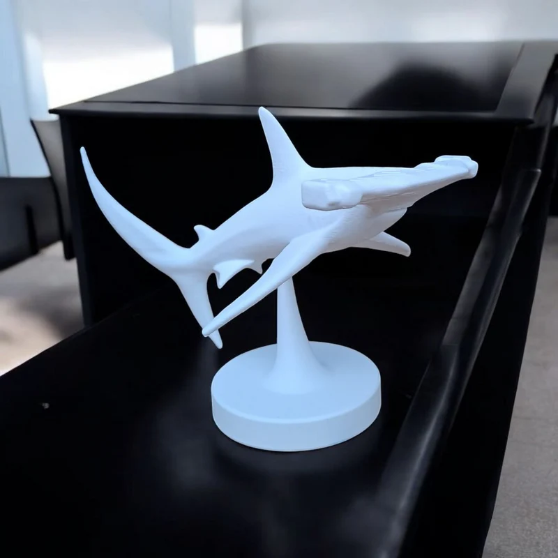 Sculpture détaillée d'un requin-marteau nageant