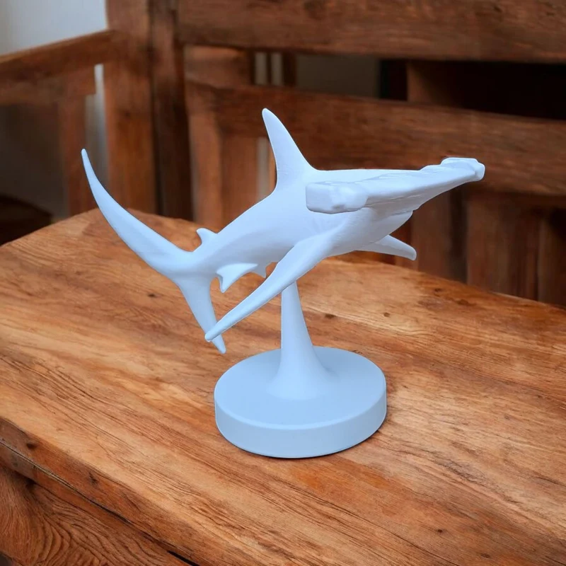 Sculpture détaillée d'un requin-marteau nageant