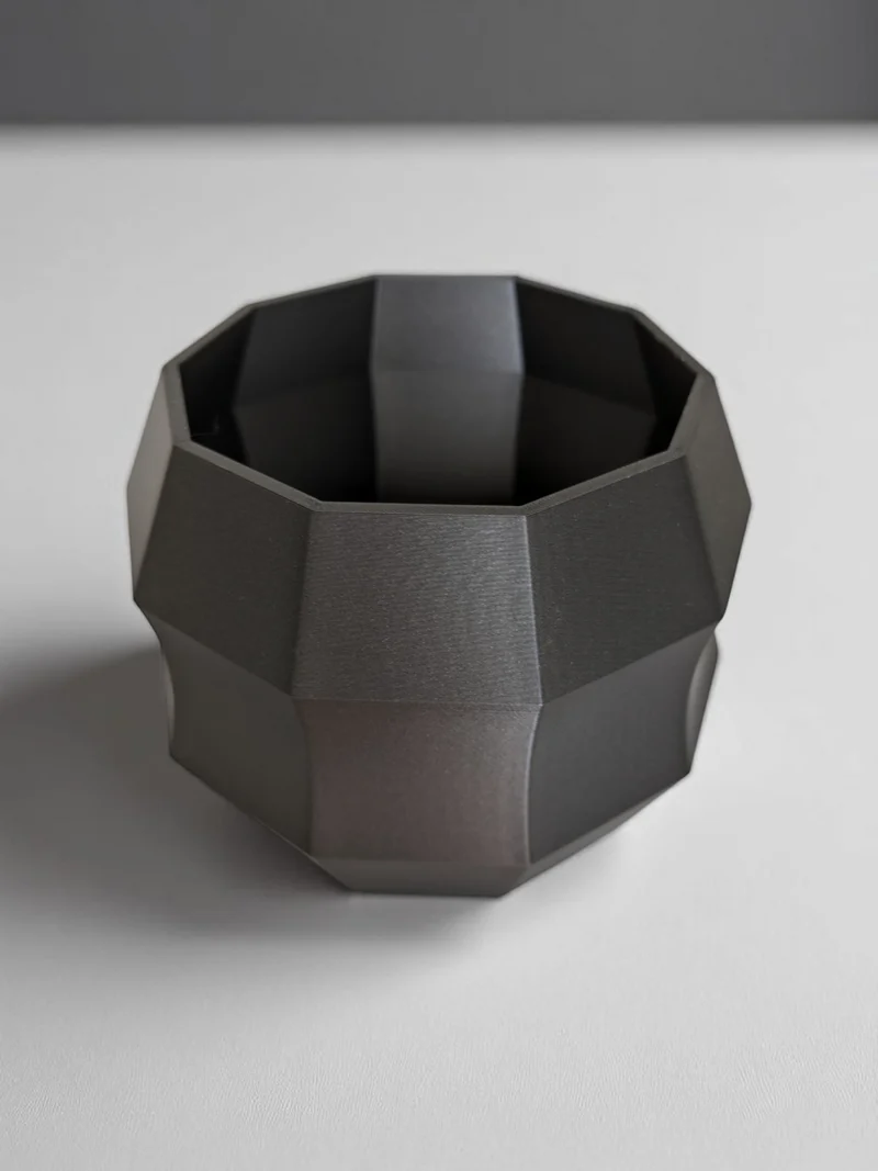 Pot de fleurs décagonal moderne au design minimaliste