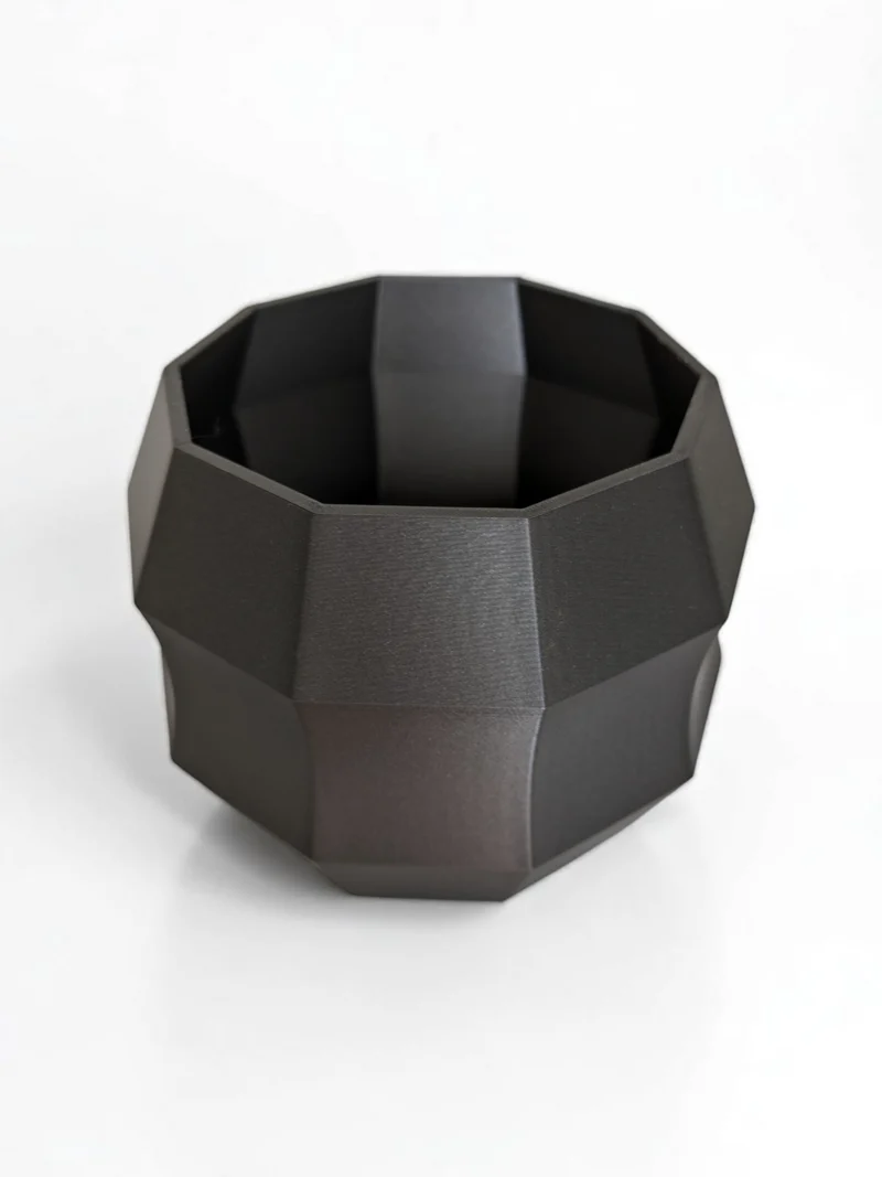 Pot de fleurs décagonal moderne au design minimaliste
