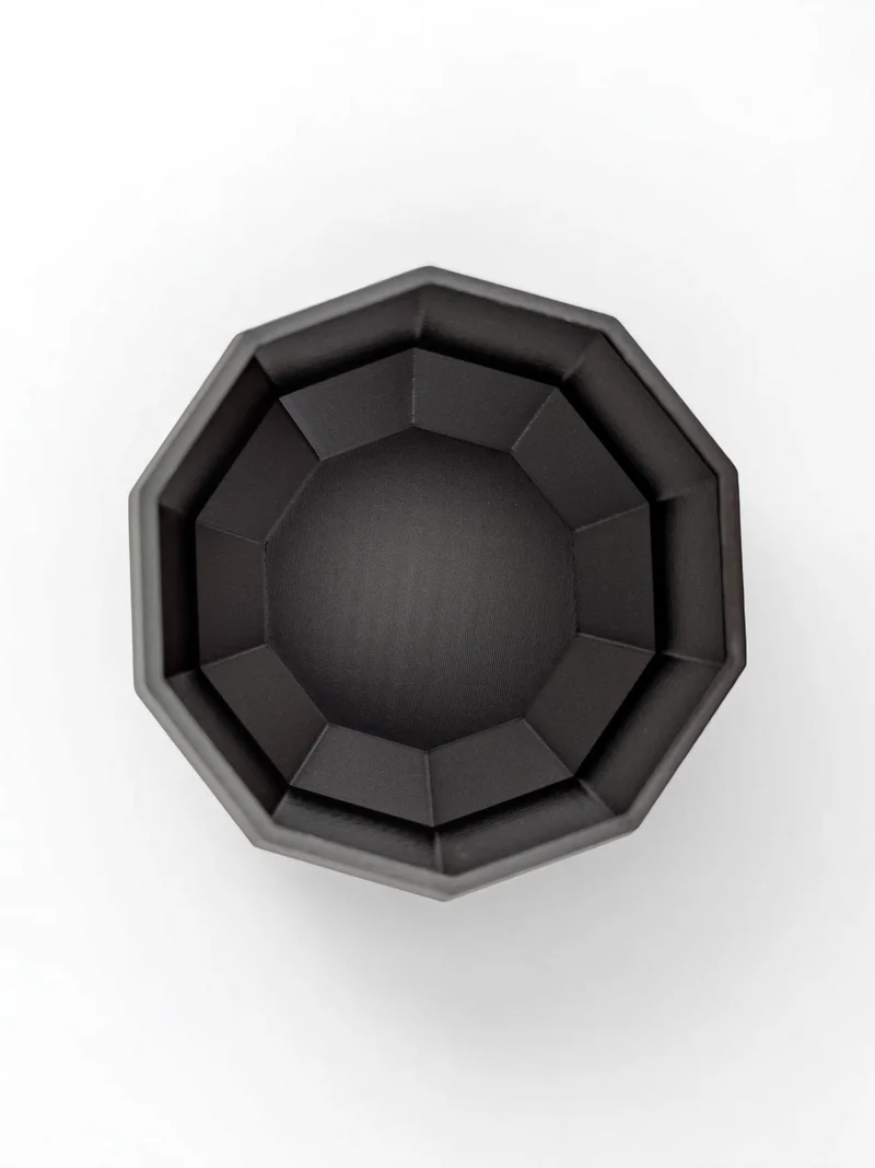 Pot de fleurs décagonal moderne au design minimaliste