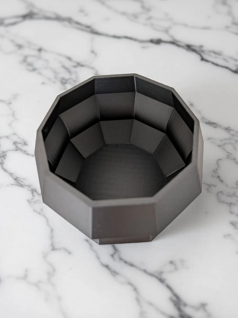 Pot de fleurs décagonal moderne au design minimaliste