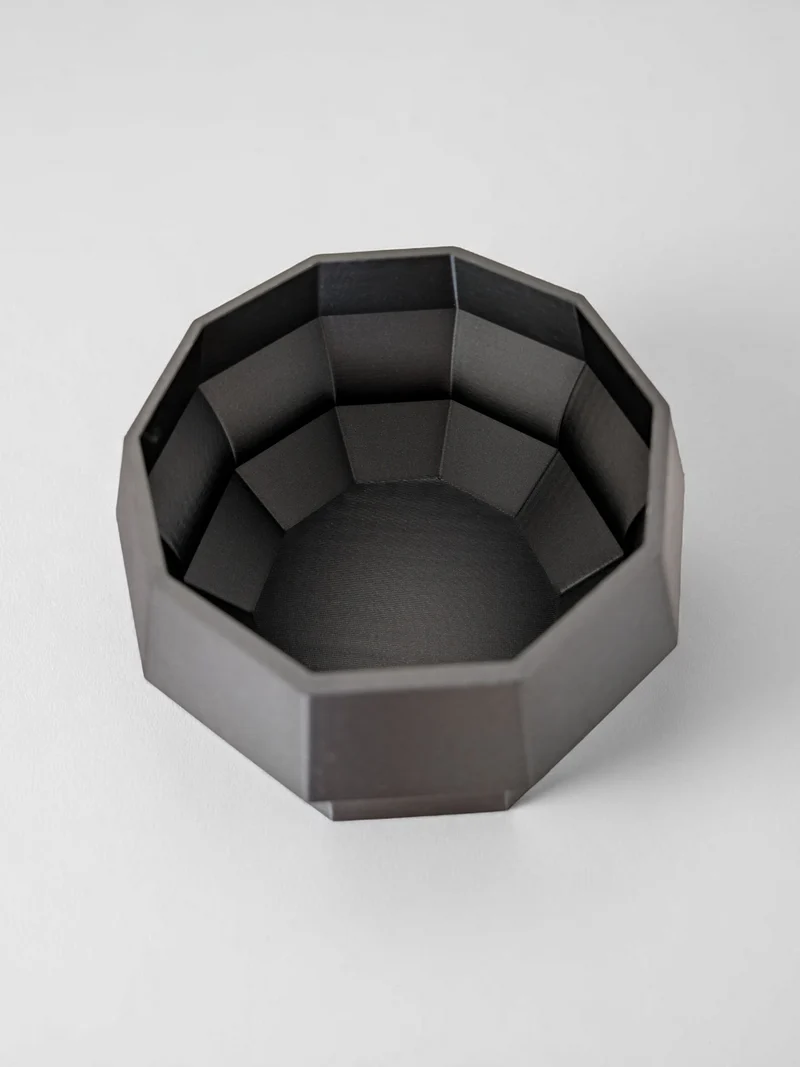 Pot de fleurs décagonal moderne au design minimaliste