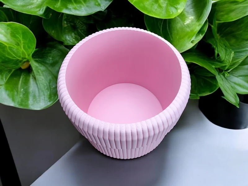 Pot de fleurs côtelé moderne au design intemporel