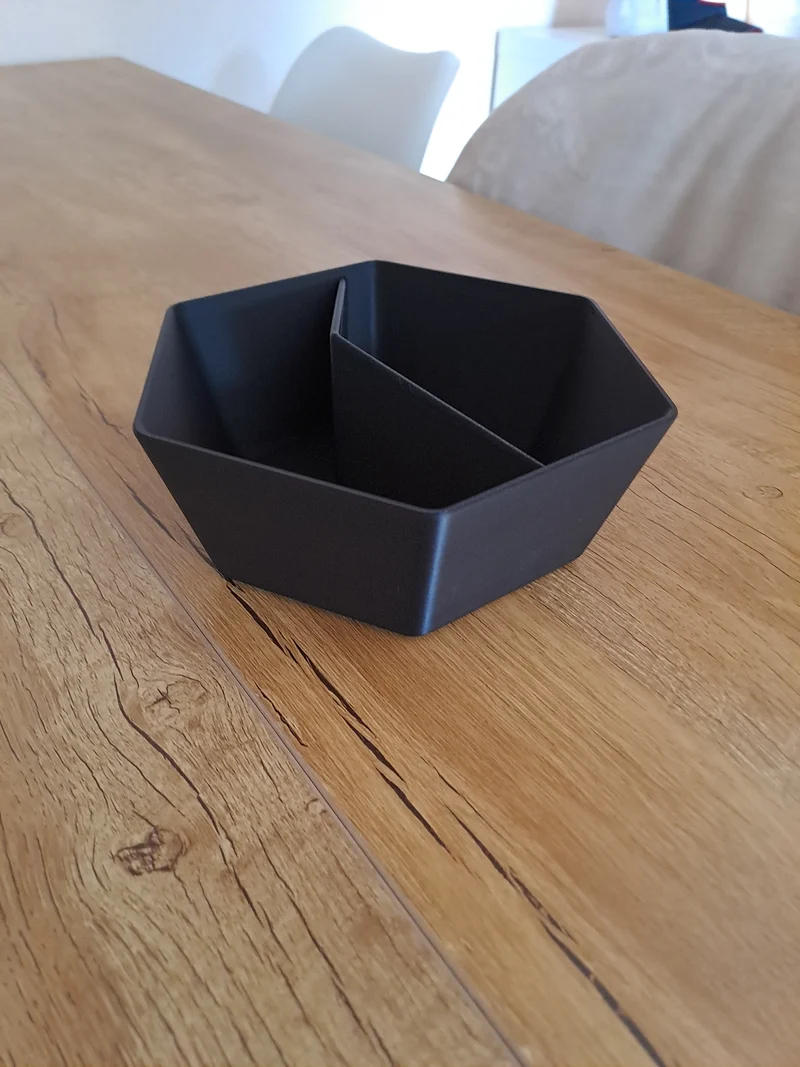 Bol à pistaches minimaliste avec deux compartiments pratiques