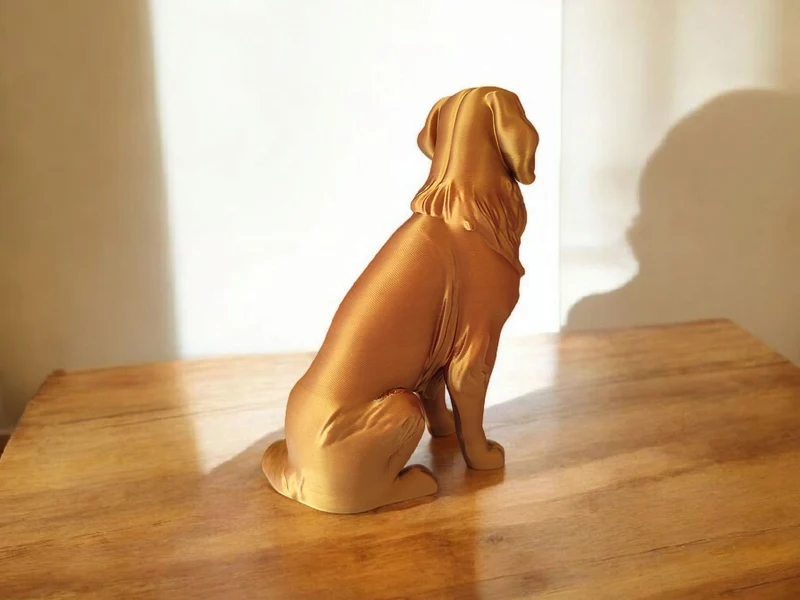 Élégante sculpture de Golden Retriever aspect bronze