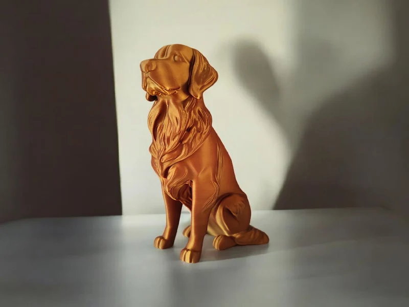 Élégante sculpture de Golden Retriever aspect bronze