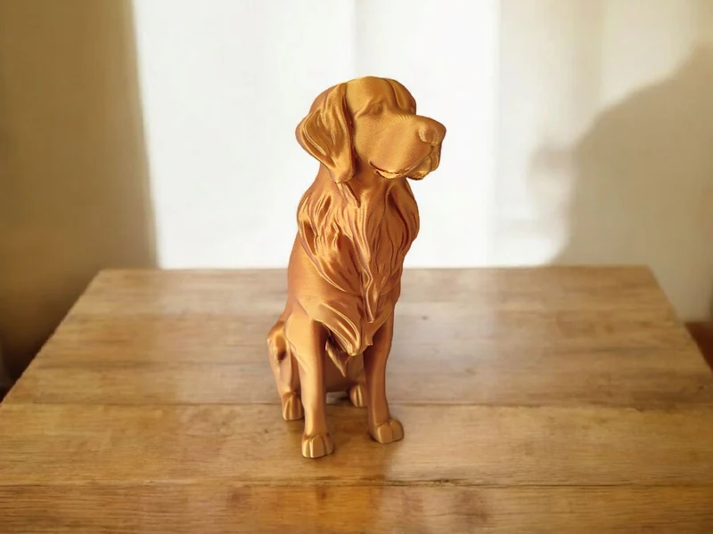 Élégante sculpture de Golden Retriever aspect bronze