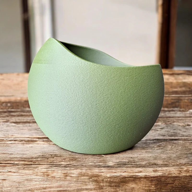 Pot de fleurs avec soucoupe et texture peau de requin