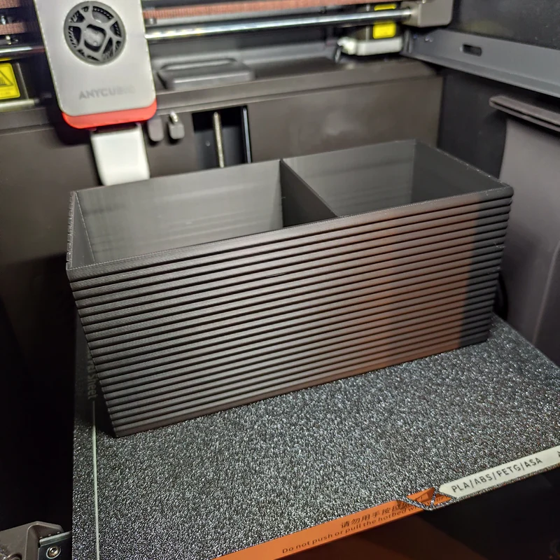 Organisateur de bureau moderne avec surface doublement nervurée