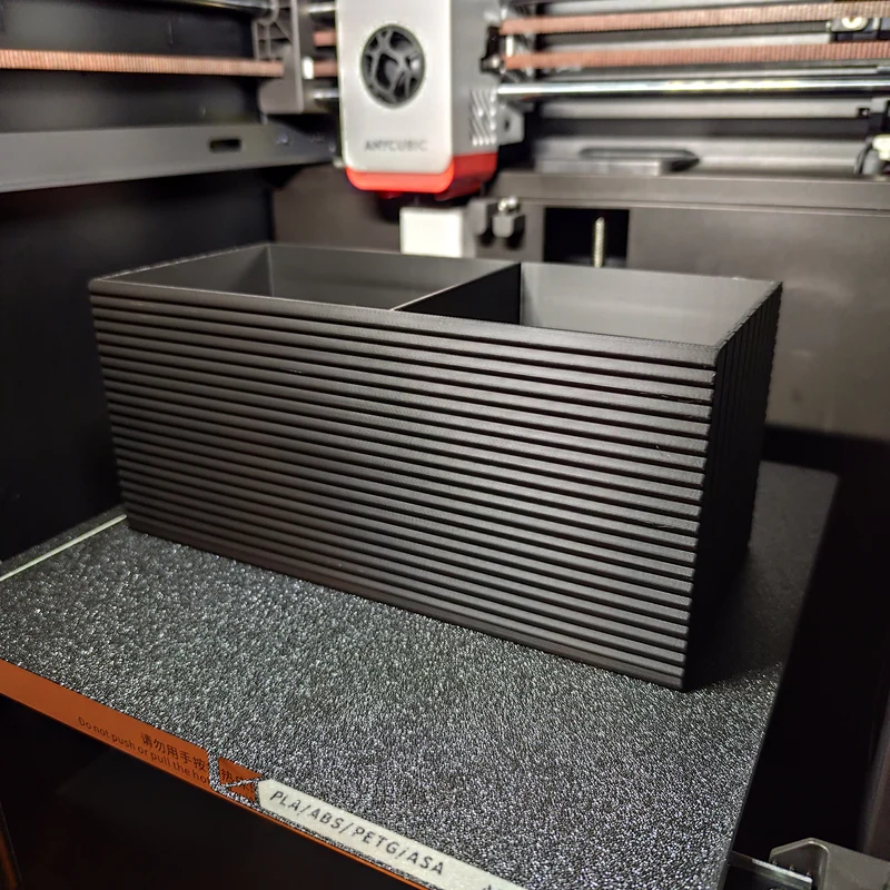 Organisateur de bureau moderne avec surface doublement nervurée