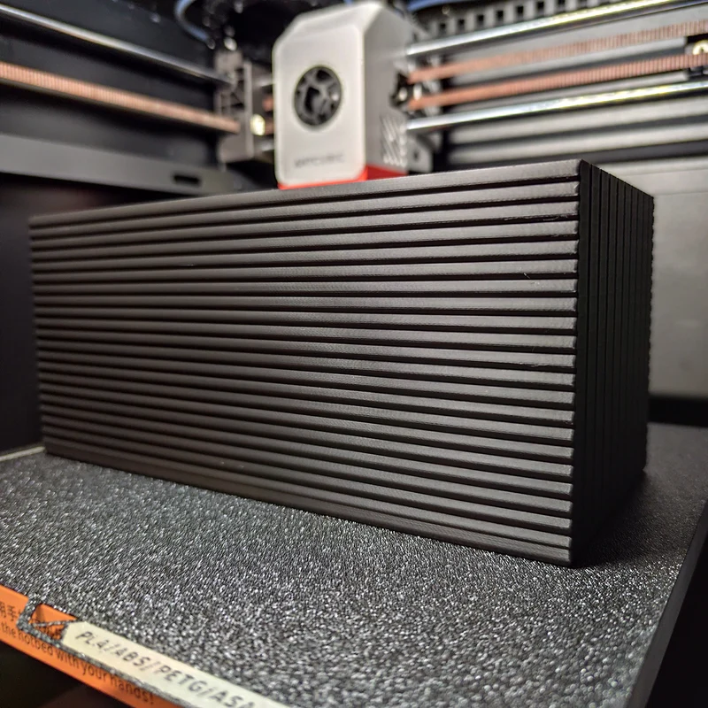 Organisateur de bureau moderne avec surface doublement nervurée
