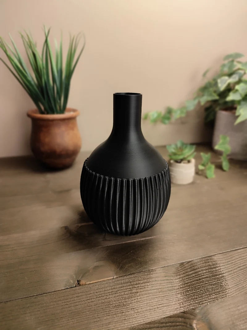 Vase moderne au design semi-nervuré pour la maison