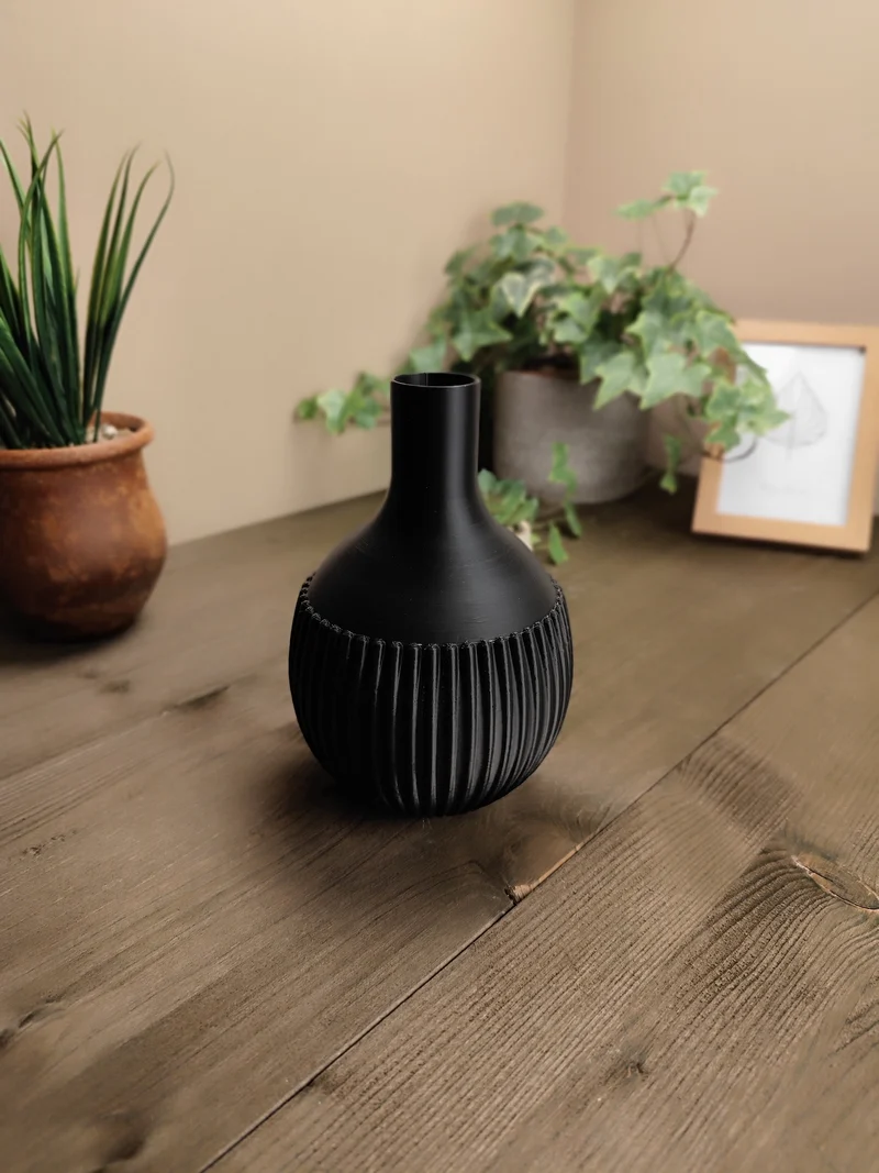 Vase moderne au design semi-nervuré pour la maison