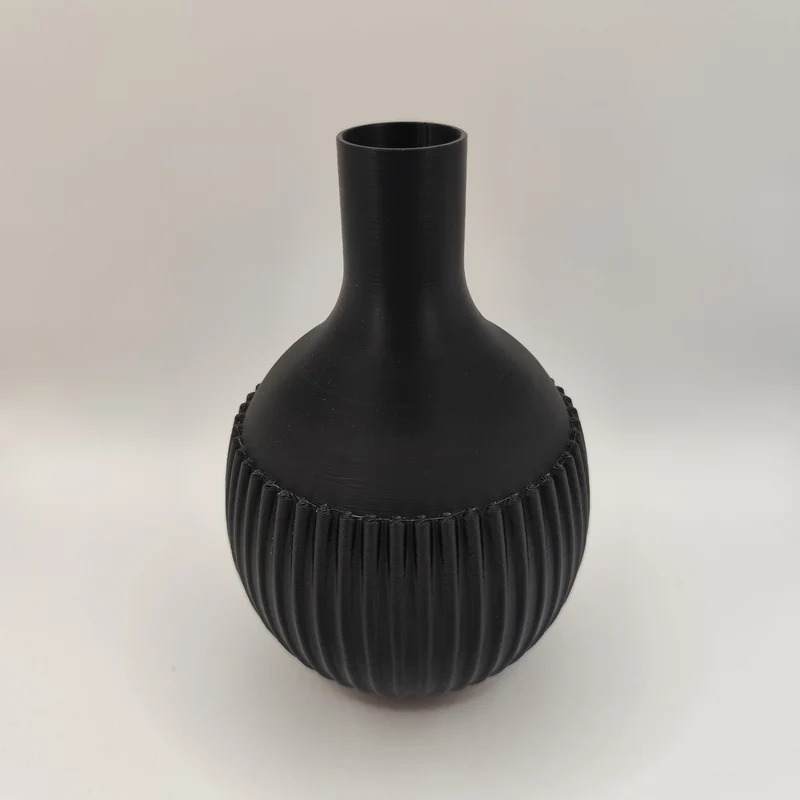 Vase moderne au design semi-nervuré pour la maison
