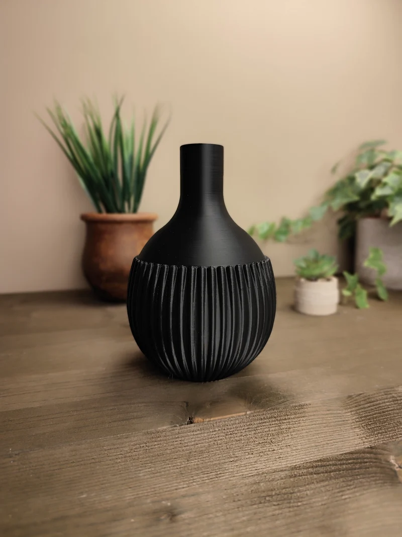 Vase moderne au design semi-nervuré pour la maison