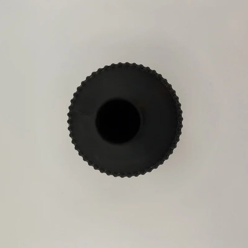 Vase moderne au design semi-nervuré pour la maison