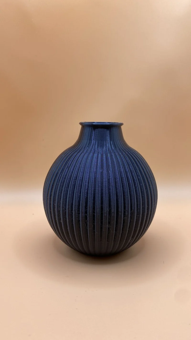 Vase moderne côtelée avec surface structurée