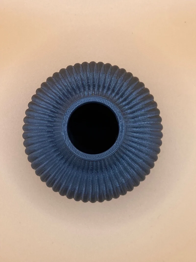Vase moderne côtelée avec surface structurée