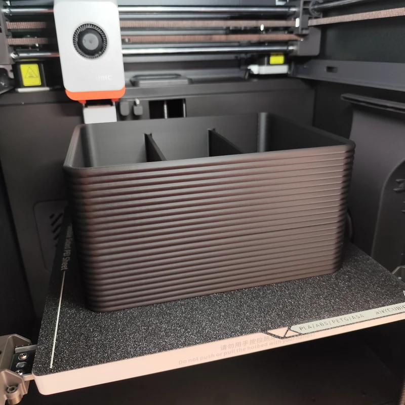 Support de télécommande au design côtelé pour table basse