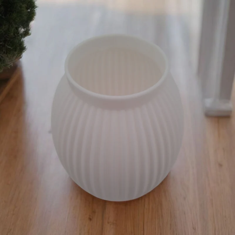 Vase blanche moderne avec détails côtelés