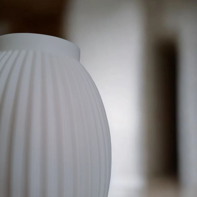 Vase blanche moderne avec détails côtelés