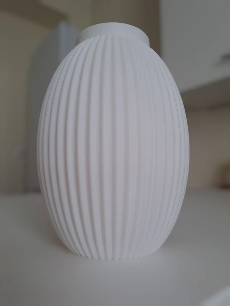 Vase blanche moderne avec détails côtelés