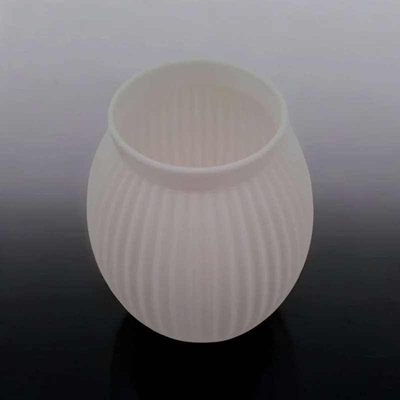 Vase blanche moderne avec détails côtelés