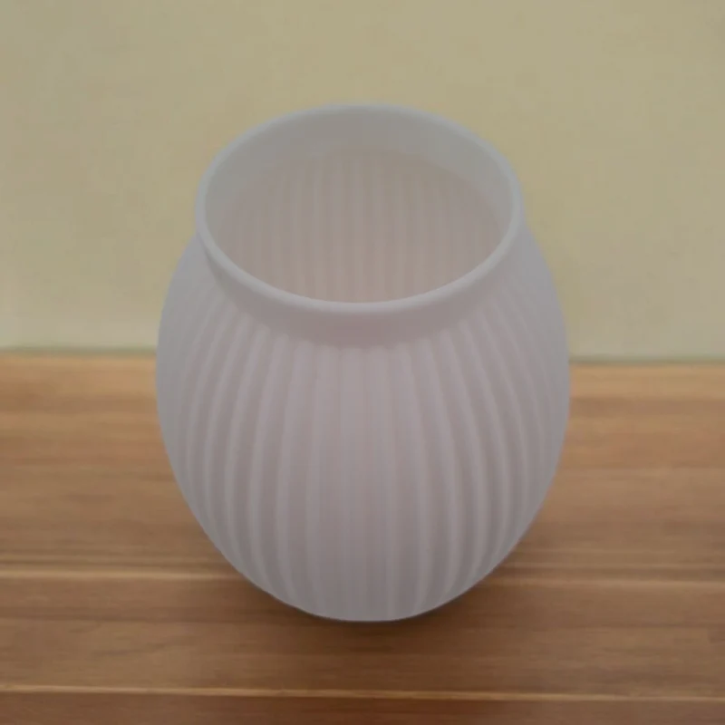 Vase blanche moderne avec détails côtelés