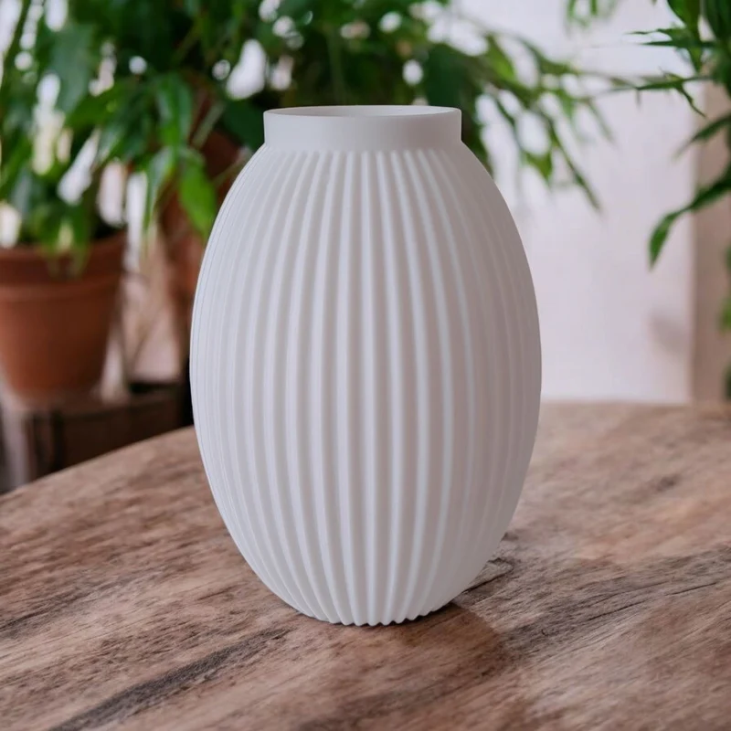 Vase blanche moderne avec détails côtelés