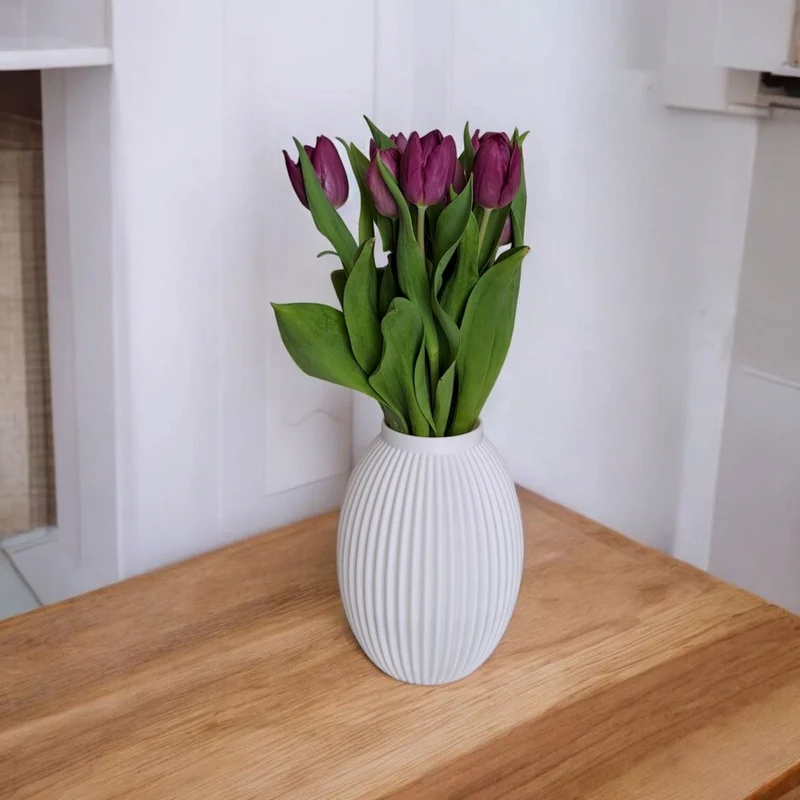 Vase blanche moderne avec détails côtelés