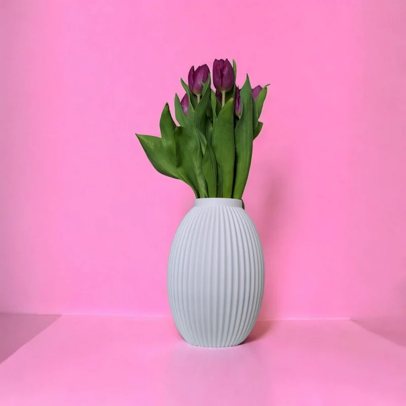 Vase blanche moderne avec détails côtelés